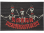 Tre scheletri con cilindri e papillon rossi che reggono uno striscione 'HAPPY HALLOWEEN'.