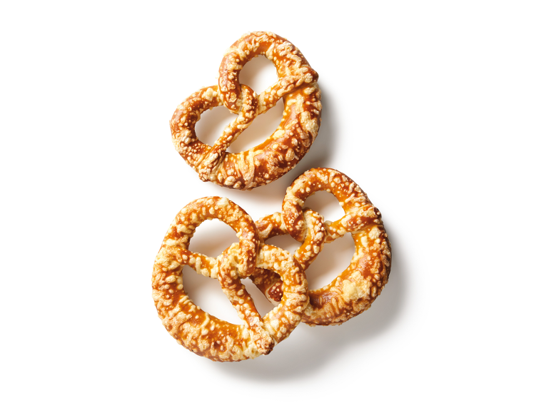Pretzel al formaggio su sfondo bianco.