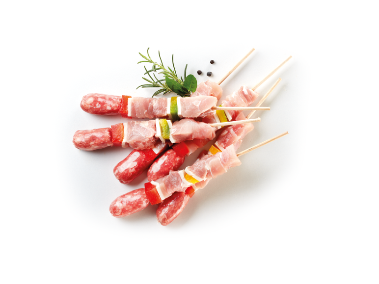 Spiedini di carne fresca con salsicce, carne e peperoni, guarniti con rosmarino.
