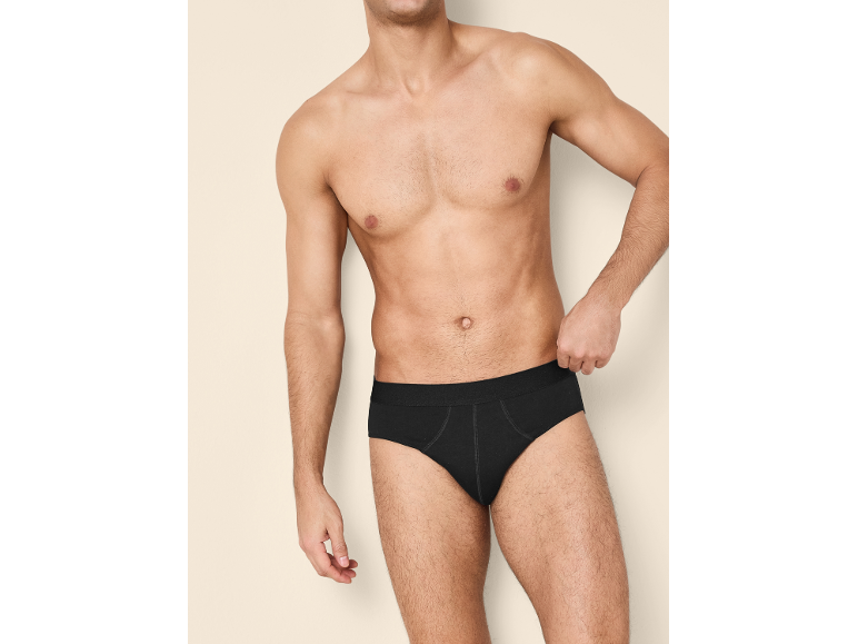 Uomo in slip neri.