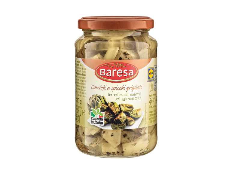 Vaso di carciofi grigliati a spicchi in olio di semi di girasole, coltivati in Italia.