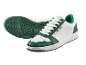 Sneakers bianche e verdi con lacci bianchi, suola verde testurizzata visibile.