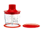 Tritatutto rosso e trasparente con tacche di misurazione fino a 500 ml, con coperchio rosso separato.