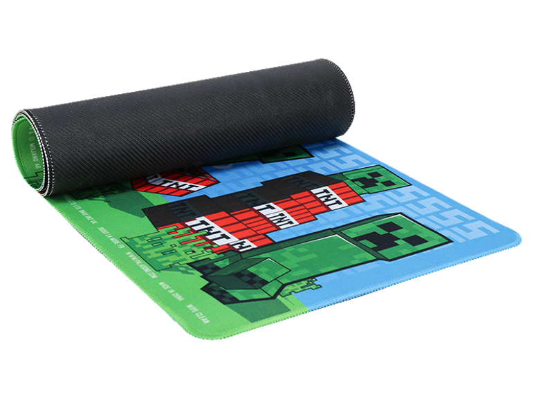Tappetino per mouse arrotolato con design a blocchi di gioco e personaggi verdi.