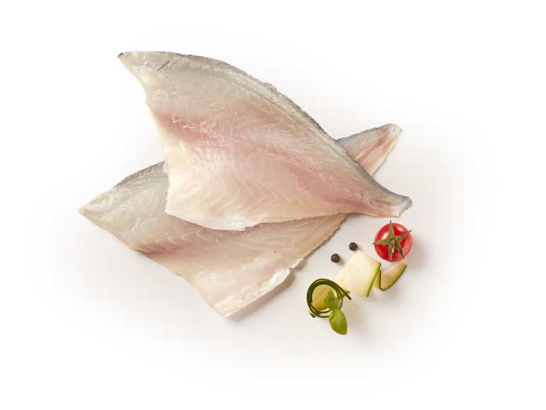 Filetti di pesce crudo con pomodoro, zucchine e spezie.