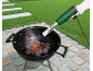 Accenditore elettrico per carbonella che accende la carbonella in un barbecue a sfera.