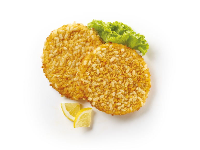 Due medaglioni di pesce impanati con lattuga e limone.