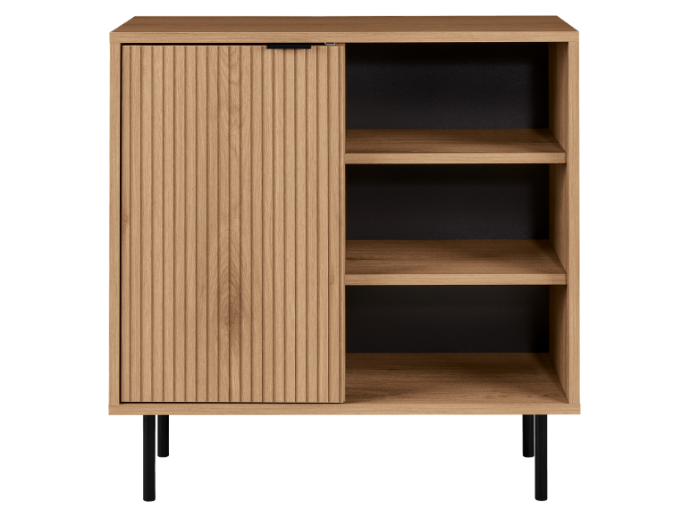 Credenza in legno con anta scorrevole scanalata e ripiani aperti, su gambe nere.