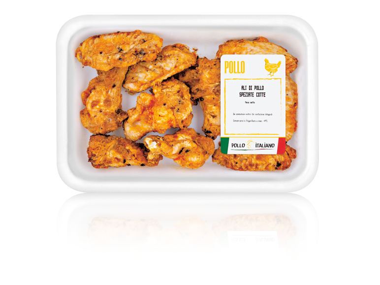 Vassoio di ali di pollo speziate cotte, con etichetta gialla.