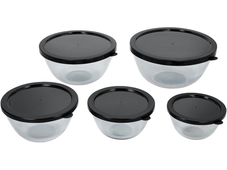 Set di cinque contenitori trasparenti per alimenti con coperchi neri.
