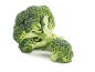 Broccoli freschi con un fioretto più piccolo, su sfondo bianco.