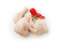 Cosce di pollo crude con peperone rosso e rosmarino su sfondo bianco.