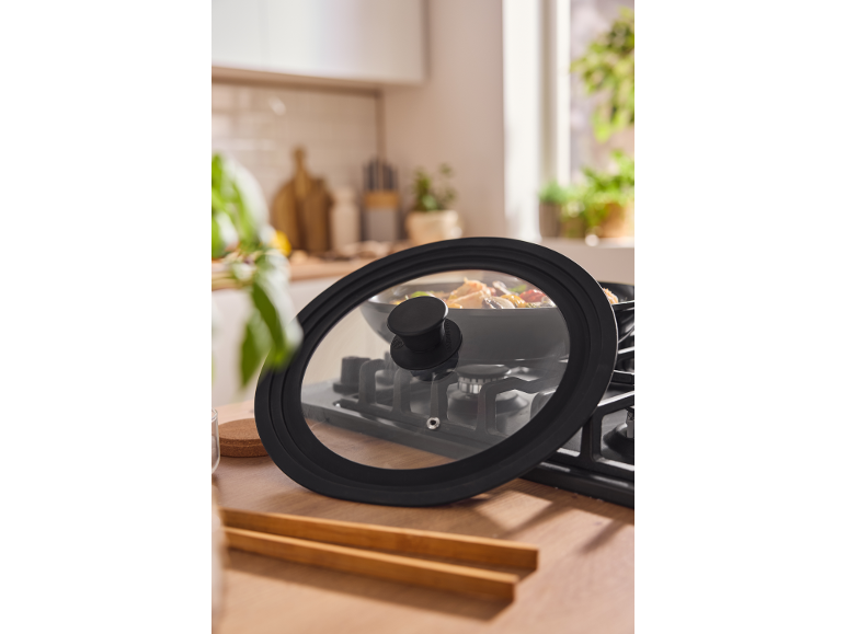 Fornello da cucina con padella e coperchio in vetro, pronto per cucinare.