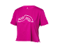 Maglietta sportiva fucsia a maniche corte con logo bianco sul petto.