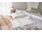 Sacchi sottovuoto con biancheria da letto su un letto in una camera da letto luminosa.