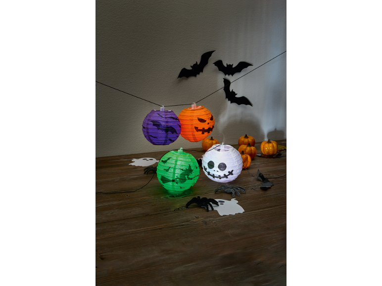 Lanterne e decorazioni di Halloween con pipistrelli, fantasmi, ragni e zucche.