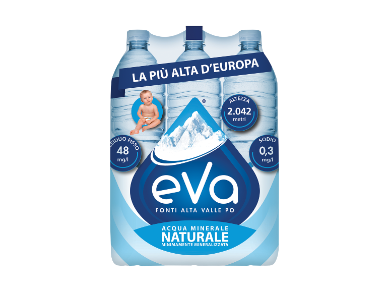 Confezione da sei bottiglie di acqua minerale naturale con un bambino e informazioni nutrizionali.