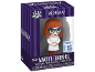Action figure in vinile di Wednesday Marilyn Thornhill, cappotto bianco e occhiali blu.