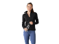 Donna in giacca sportiva nera e leggings blu che tiene una bottiglia d'acqua.