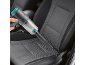Aspirapolvere portatile senza fili che pulisce l'interno di un'auto.