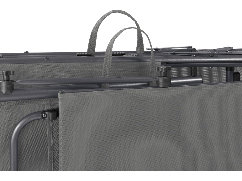 Lettino da campeggio pieghevole grigio con maniglie per il trasporto.