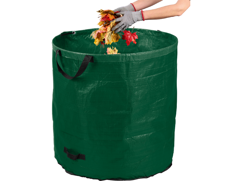 Mani guantate riempiono un sacco da giardino verde con foglie autunnali.