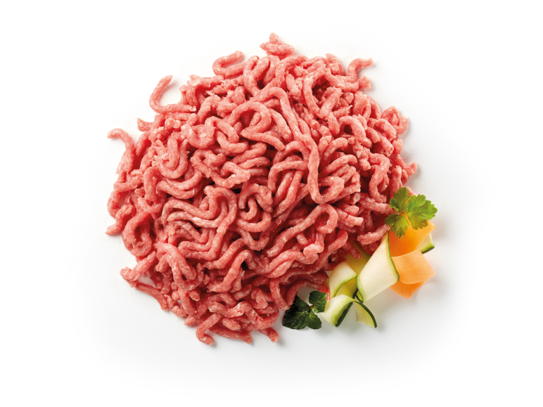 Carne macinata con verdure tagliate ed erbe fresche su sfondo bianco.