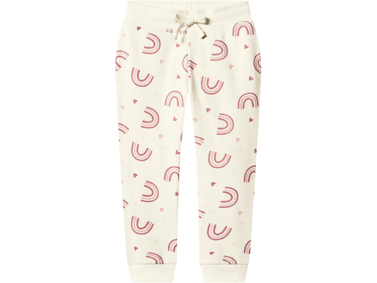 Pantaloni beige per bambini con motivo di arcobaleni e cuori.