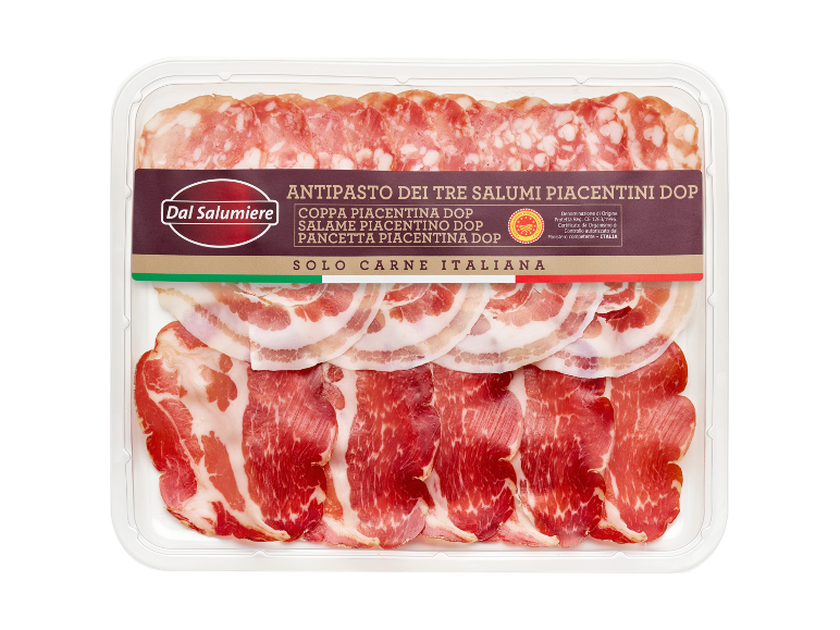 Vassoio di antipasto con tre salumi italiani DOP: coppa, salame e pancetta.