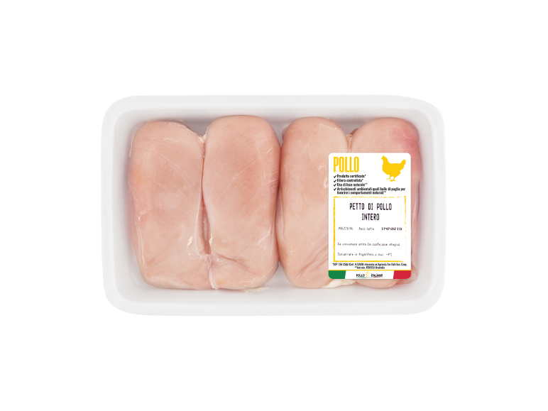 Quattro petti di pollo confezionati in un vassoio bianco con etichetta gialla.