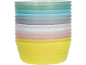 Pila di ciotole di plastica color pastello: giallo, rosa, bianco, grigio, blu e verde.