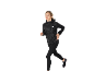 Donna che corre con giacca da running nera e leggings neri.