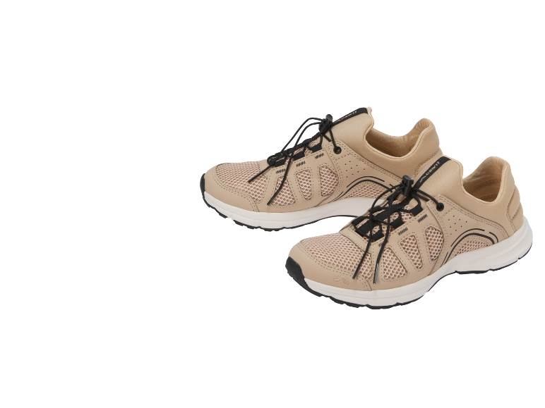 Un paio di scarpe sportive beige con lacci neri e dettagli in mesh.