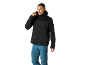 Uomo con giacca softshell nera con cappuccio e pantaloni outdoor blu