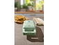 Piastra per sandwich verde su un bancone con un sandwich accanto