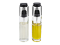 Due spruzzini per olio in vetro con tappi argento e neri, uno con liquido trasparente e uno giallo.
