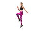 Donna con top sportivo nero e leggings rosa con motivo marmorizzato, che corre.