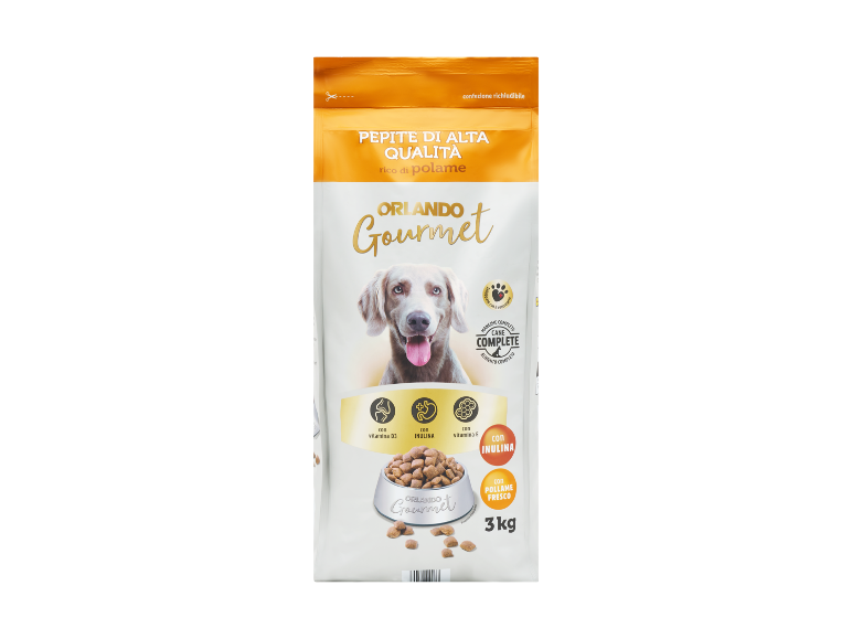 Sacchetto di cibo per cani con il muso di un cane, etichettato 'Completo' e '3kg' con pollame fresco.