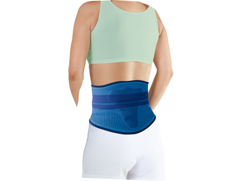 Donna con fascia lombare di supporto blu e top sportivo verde chiaro.