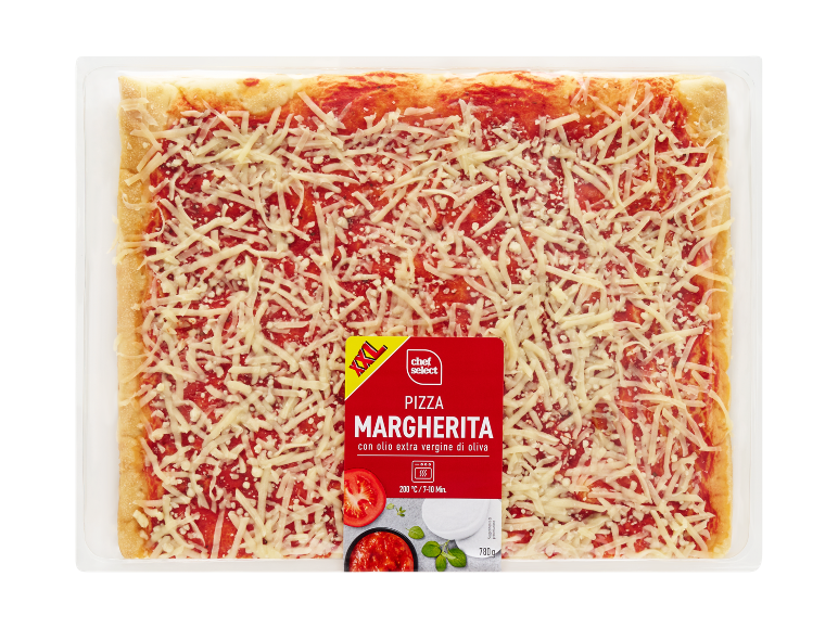 Pizza Margherita rettangolare con formaggio grattugiato ed etichetta XXL.