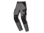 Pantaloni da lavoro grigi e neri con tasche e ginocchia rinforzate.