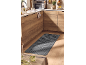 Tappeto da cucina grigio con motivo geometrico in una moderna cucina in legno.