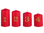 Quattro candele rosse dell'Avvento con i numeri 1, 2, 3 e 4 in glitter dorato.