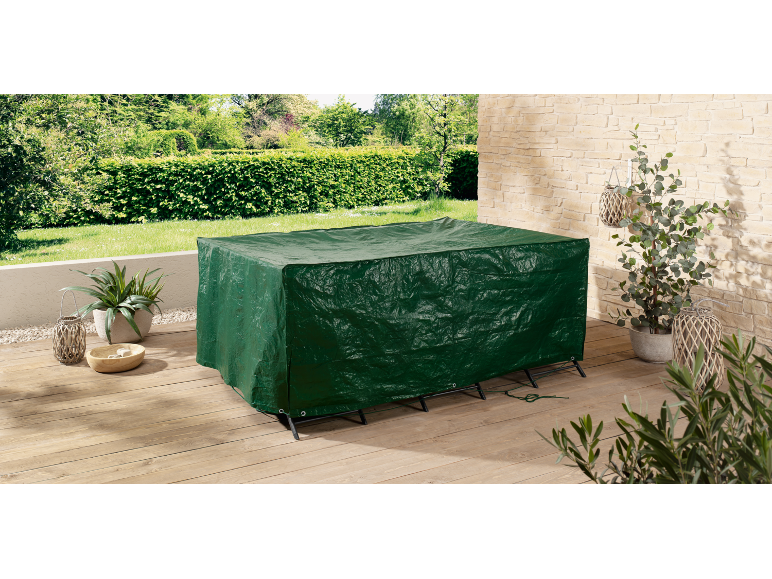 Telo protettivo verde per mobili da giardino su una terrazza in legno.