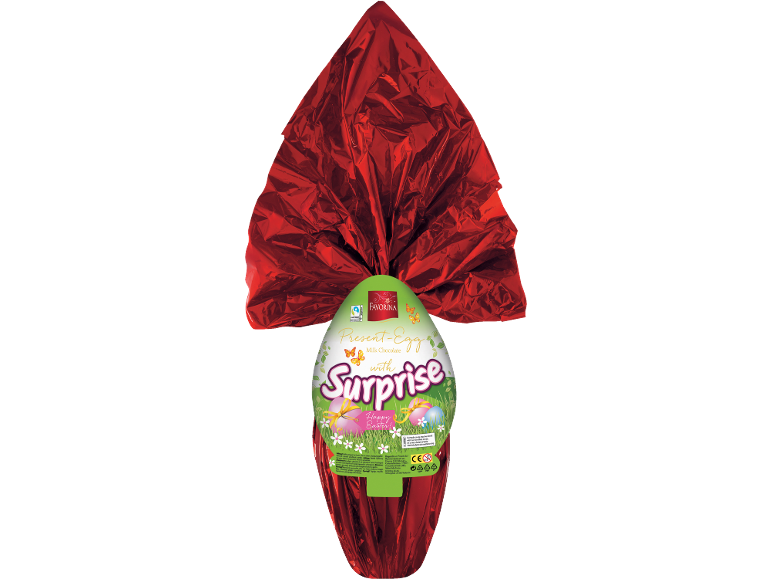 Uovo di Pasqua di cioccolato al latte rosso con sorpresa, avvolto in carta stagnola.