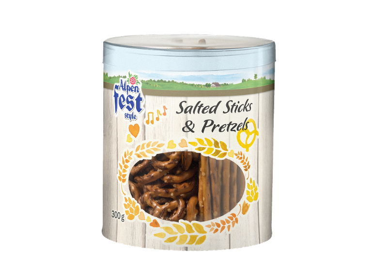 Lattina di bastoncini salati e pretzel con finestra, decorata con paesaggio e spighe.