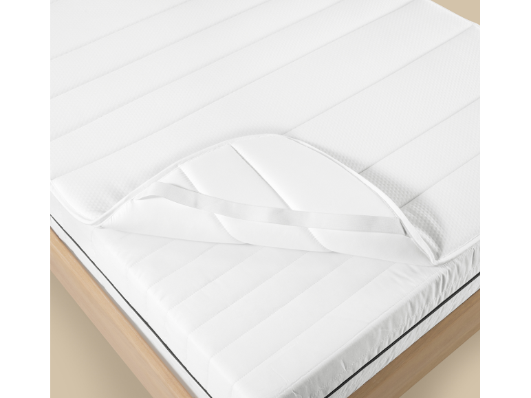 Materasso bianco con coprimaterasso rimovibile e cinghie elastiche.