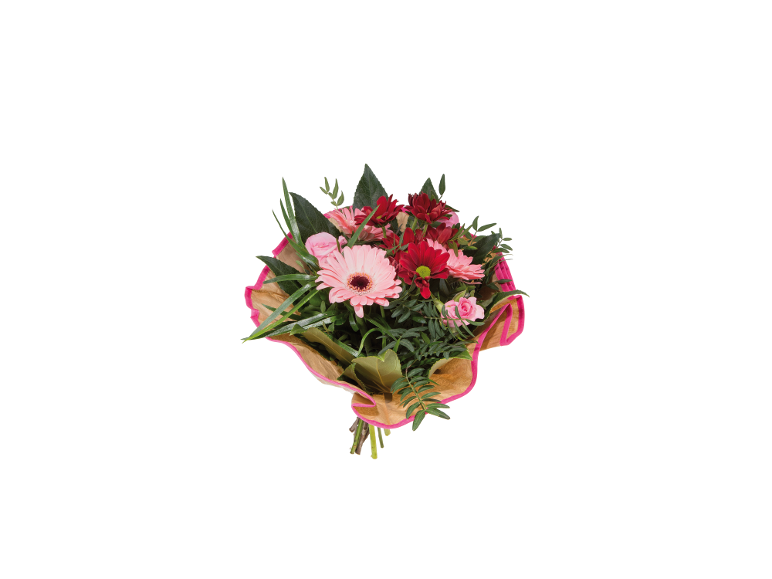 Bouquet di fiori misti rosa e rossi con gerbere e crisantemi, avvolto in carta marrone.