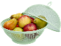 Cesto di frutta a rete verde con mele e pere, con coperchio.