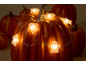 Zucca decorata con una catena luminosa a forma di fantasmi per Halloween.